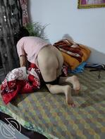 回家和妈妈操逼，看着妈妈在洗手间里洗干净骚逼，光着大屁股上床等着儿子插入