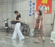 原创 厕所偷拍 太可惜了 一个没来的急对焦
另一个 拍晚了 母女0