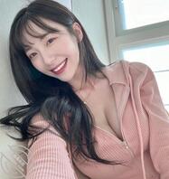 韓國網紅萌妹《쏘블리 Sovely》裸色半透明高衩緊身衣太惹火!2