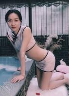淫荡反差的人妻熟妇温泉露脸裸拍1