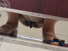 厕拍抽爱喜的白虎，逼太黑了，经常被干2