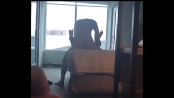 看着老婆被操的淫叫，自己在一旁撸鸡吧真的是太刺激了。