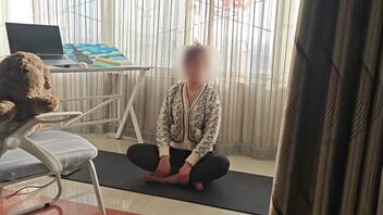 原创15.第一次尝试和侄女在瑜伽垫上做爱，感觉刺激，一通到底