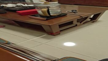 2.亲家姐躺在沙发看手机，我从背后偷拍她的胸，好想把手伸过去摸一下