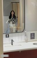 厕拍网红女神！补光偷拍美女尿尿1