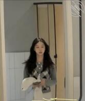 厕拍网红女神！补光偷拍美女尿尿