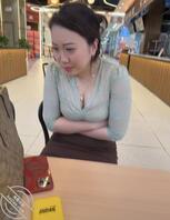 偷拍妈妈逛街不舒服1