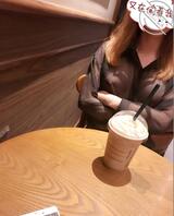 就喜欢逼奶露出来---小姐姐咖啡馆里真空露出，隐隐约约才最诱人1