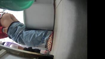 看看老婶坐马桶的大肥屁股