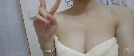 真实原创,大白天表妹忍不住想要了,匆匆在车上车震,市区路边还有人来回走0