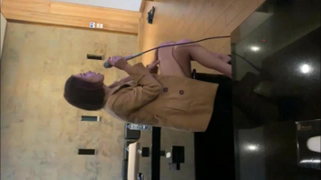 请单位短发气质女同事唱K想不到如此反差大量喷水