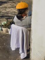 楼顶晒太阳的老熟妇