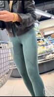 带孩瑜伽奶妈和勒出骚内裤和肥逼的瑜伽骚妇哪个更胜一筹呢0