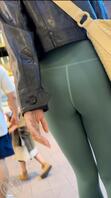 带孩瑜伽奶妈和勒出骚内裤和肥逼的瑜伽骚妇哪个更胜一筹呢2