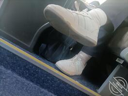 偷拍高中女同学白袜耐克板鞋1