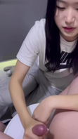 爱穿耐克的清纯女大学生女友，看到鸡吧真的好奇死了还害羞