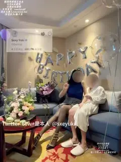 黑长直散开、黑色蕾丝紧裹、翘臀高抬跪姿，男生从后死扣腰，湿热摩擦瞬间失控