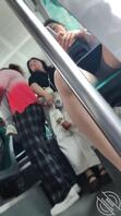 公交车抄底黑衣少妇