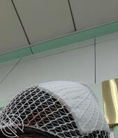 看到妈妈跟爸爸在打电话，就把老妈给强奸了，老爸把我送进了医院。0