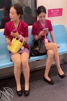地铁偷拍极品丝袜空姐！1