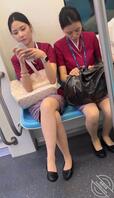 地铁偷拍极品丝袜空姐！2