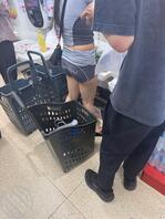 超市随拍，穿着泳衣就出门了0