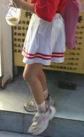 偷拍买早点的女大学生的美腿，你们喜欢这样穿短裙的女大学生吗？2