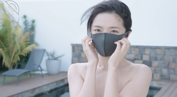 姐姐穿着清新黄色比基尼在泳池边...