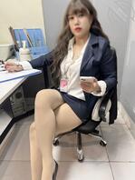 (免费视频)舅妈办公室狂喷尿液舅妈尿 钻舅妈桌底马油袜足交 完结0