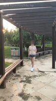 今天带骚妻出来玩露出，大家喜欢刮了毛的骚逼吗