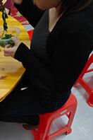 偷拍我姐姐吃饭，今晚只能找内衣爆射了