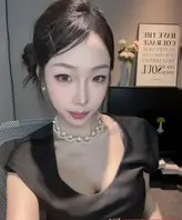 柳州表妹刘静与小男友酒店旅游，被男友偷拍性爱视频。起初口交技巧熟练，后遭后入，白虎臀肉颤动。最终被翻面承受，无套内射于臀部。1
