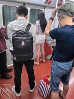 想不想把这个白色斑点短裙一把扯下来然后强制插入骚逼？