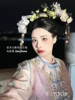 00后幼师【icicis】新婚不久就被送出去和多人运动。野战露出时也要同时伺候几个人，喊着爸爸主动骑在上面，姿势和配合度都相当熟练。长期保持形体，轮流被操时的呻吟和神态都很到位。1