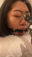 刚结婚就给老公带绿帽子！被富二代调教成女奴，捆绑起震动棒刺激骚穴，