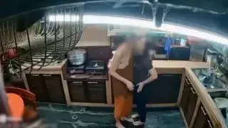 阿赞初 泰国高僧 与女信徒佛前做爱 被监控拍摄下来 震碎三观 僧舍监控：警方称拍到他与该女子发生性行为。女方也被捕。钱去了哪、她参与到哪一步，还在查账户和资产。皇家古刹住持，一边开收据一边破戒
