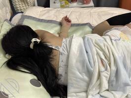 3趁老婆熟睡,当着我老婆,插入我女儿流满爱液的身体2
