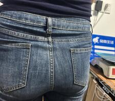 跟拍排队拿快递的肥臀牛仔裤少妇2
