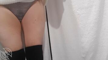 把摄影机偷偷放在厕所的洗手槽下, 居然成功拍到女房客上完厕所整理内裤画面1