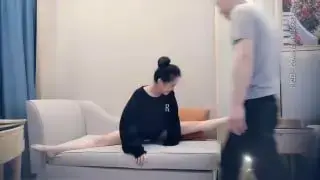 一字马瑜伽教练，这个姿势插入真的好深?妹子被后入狠狠输出，面色潮红